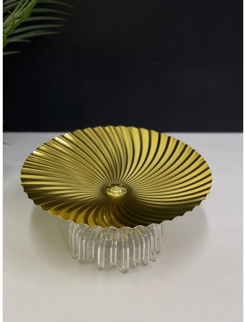 صحن تقديم ذهبي بقاعدة شفاف