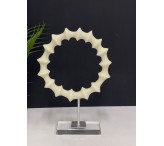 تحفة بشكل حلقة كبيرة