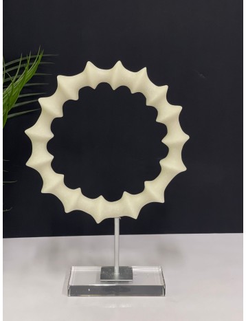 تحفة بشكل حلقة كبيرة