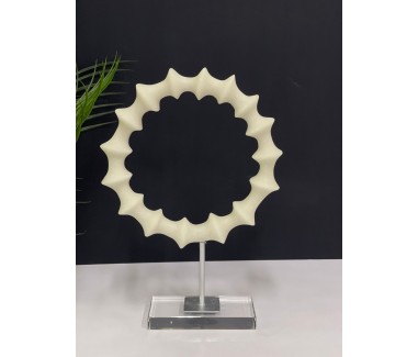 تحفة بشكل حلقة كبيرة