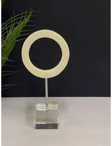 تحفة بقاعدة وسط