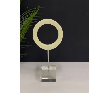 تحفة بقاعدة وسط