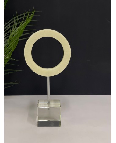 تحفة بقاعدة وسط