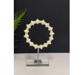 تحفة بشكل حلقة وسط