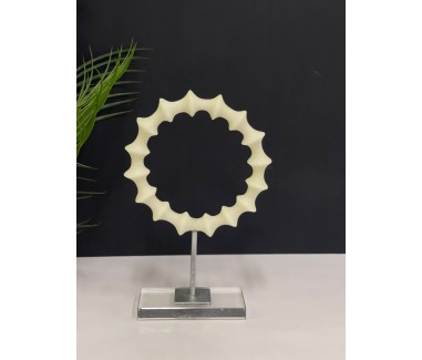 تحفة بشكل حلقة وسط