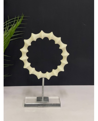 تحفة بشكل حلقة وسط