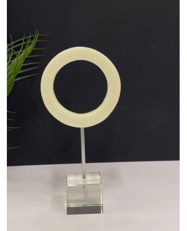 تحفة بقاعدة كبيره