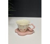 كوب بصحن وردي