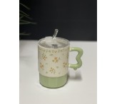 كوب اخضر بغطاء