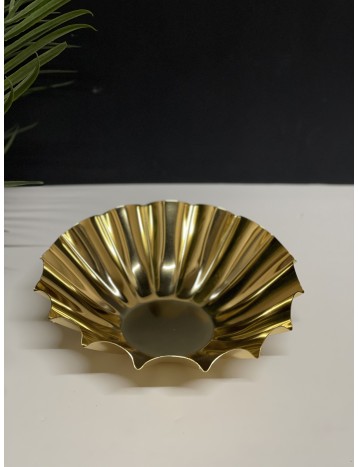 صحن تقديم ذهبي وسط